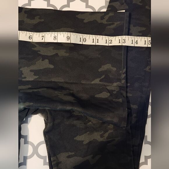 Spanx Look at Me Now Seamless Green Camo Leggings Size Large - Picture 5 of 12